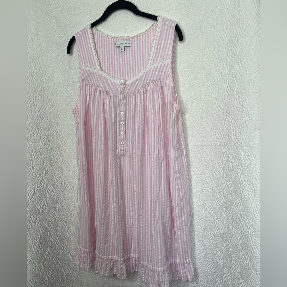 Eileen West sleeveless short gown EUC.  Size L.
